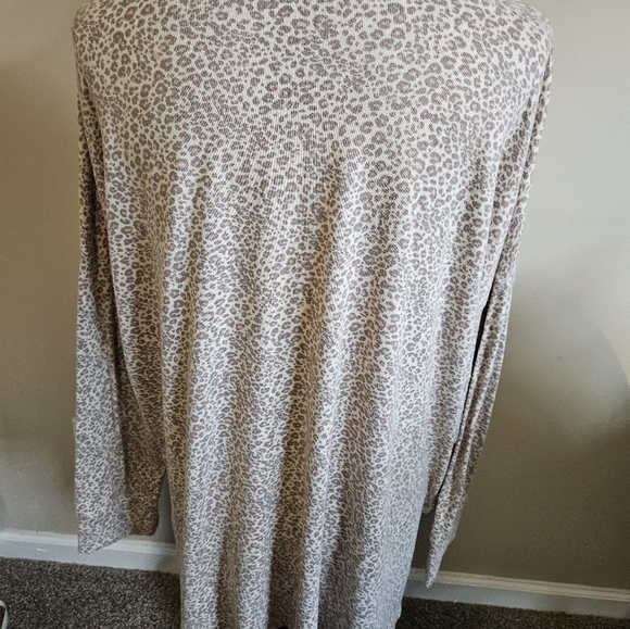 Americal Eagle Leopard Print V-Neck Long Sleeve Super Soft Top Size XL - Picture 10 of 12